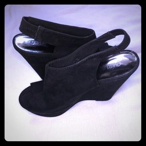 Black wedges